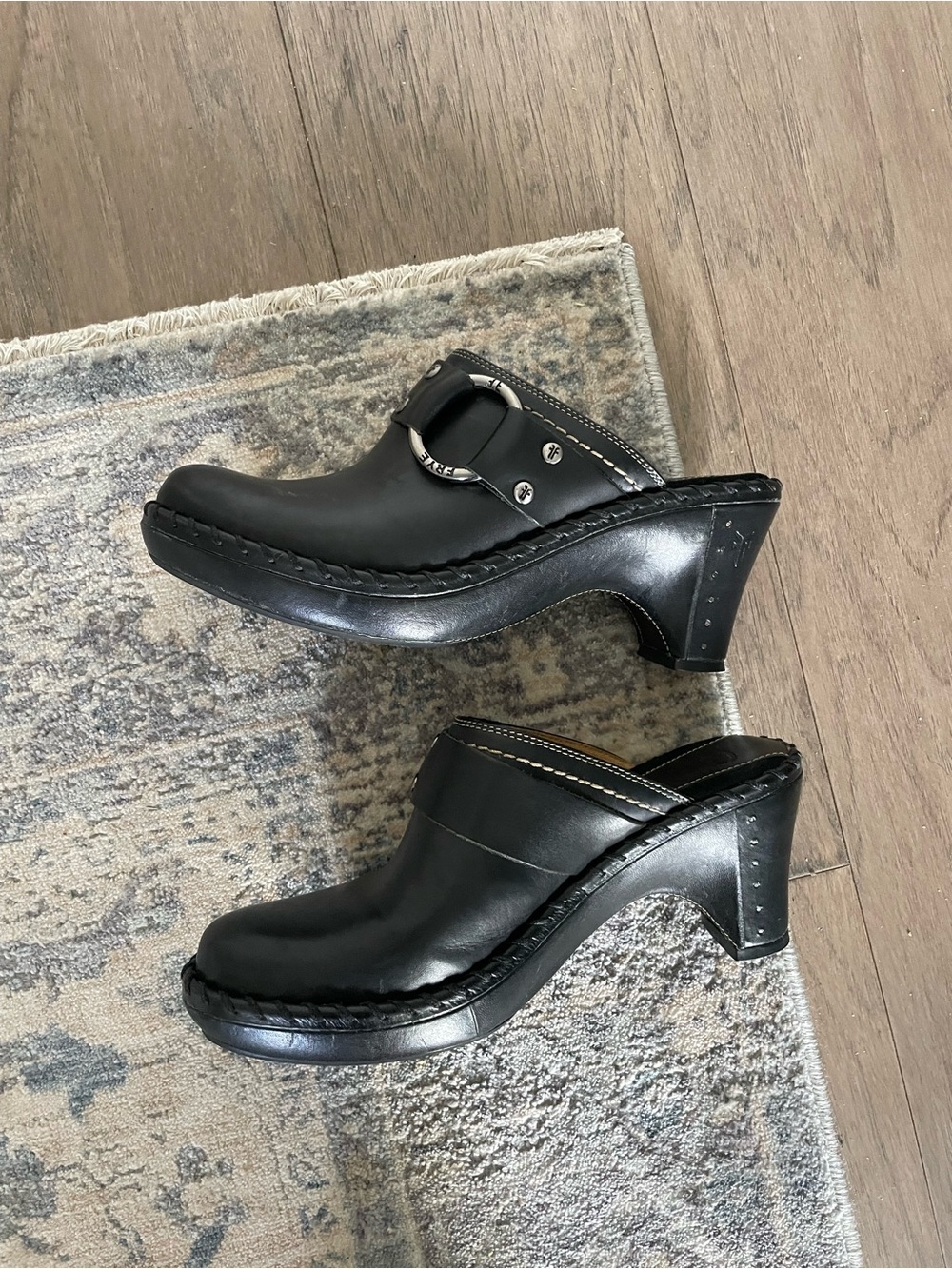 Vintage Frye Charlotte Ring harness clogs